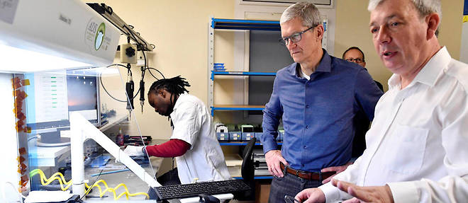 Le 9 octobre 2017, Tim Cook, le patron d'Apple, visite l'entreprise normande Eldim, a Herouville-Saint-Clair (Calvados), pres de Caen, avec son PDG Thierry Leroux. La societe fournit une technologie de reconnaissance faciale au geant amricain pour son nouvel iPhone X.