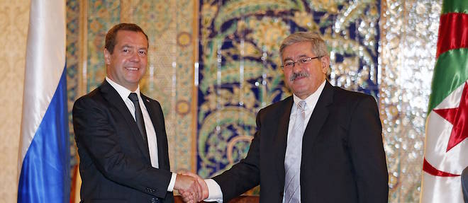 Le premier ministre russe, Dimitri Medvedev, est recu le 9 octobre 2017 a Alger par Ahmed Ouyahia, premier ministre algerien.