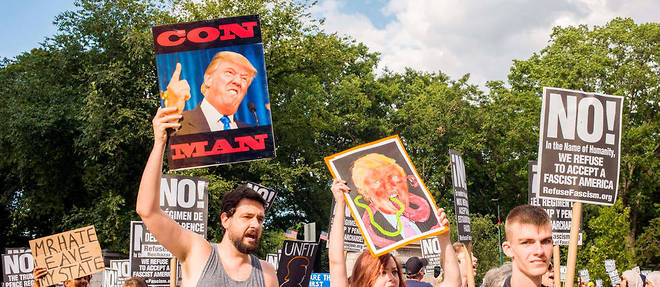 Une manifestation anti-Trump a New York en juillet 2017. Pour Mark Lilla,  "il ne faut pas se contenter de l'activisme typique a gauche : prendre un propos outrageux de Trump comme pretexte et aller dans la rue".