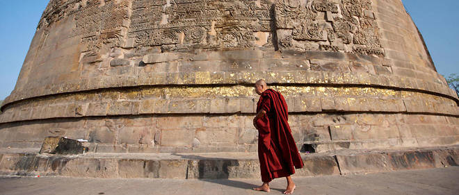Un moine bouddhiste prie autour du Stupa de Sarnath, non loin, de Benares, au Nord de l'Inde.