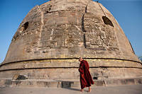Un moine bouddhiste prie autour du Stupa de Sarnath, non loin, de Bénarès, au Nord de l'Inde. ©TIM GRAHAM