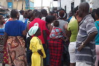 Des votants devant un bureau à Monrovia le 10 octobre 2017.