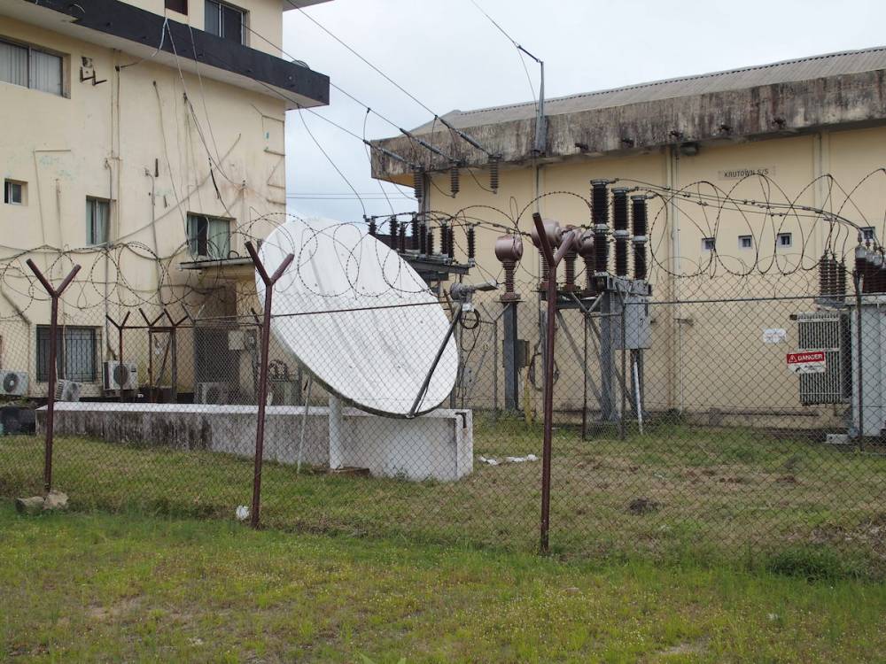 Extérieur de la centrale d'électricité qui fournit tout Monrovia.  ©  Cécile Brajeul