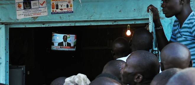 Des partisans de l'opposant Raila Odinga regardent son intervention a la television, dans le district de Kibera a Nairobi, le 16 aout 2017. (Image d'illustration)