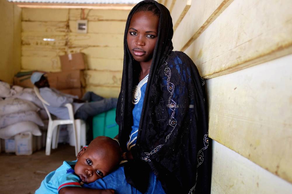 Site de réfugiés de Minawao, Cameroun. 
Une jeune mère de famille, réfugiée Nigériane, pose avec son enfant. ©  Xavier Bourgois