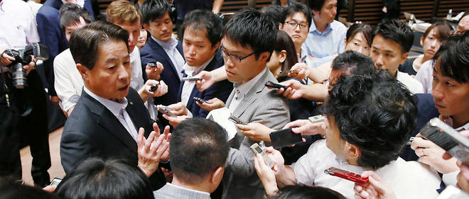 De nombreux journalistes au Japon deplorent des conditions de travail rudes, ou l'attente des patrons pousse a l'epuisement.