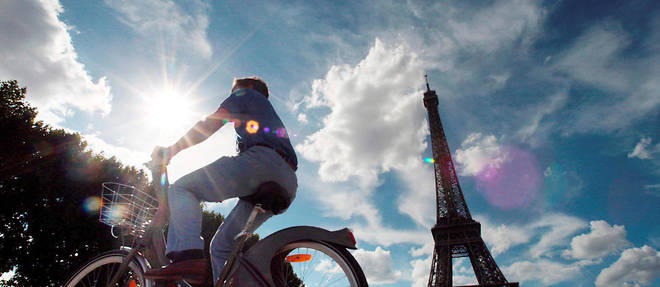 A Paris, le nombre de cyclistes devrait depasser celui des automobilistes d'ici 2020. 