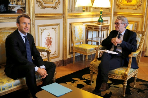 Le président Emmanuel Macron et le secrétaire général de FO Jean-Claude Mailly à l'Elysée le 12 octobre 2017 © PASCAL ROSSIGNOL POOL/AFP