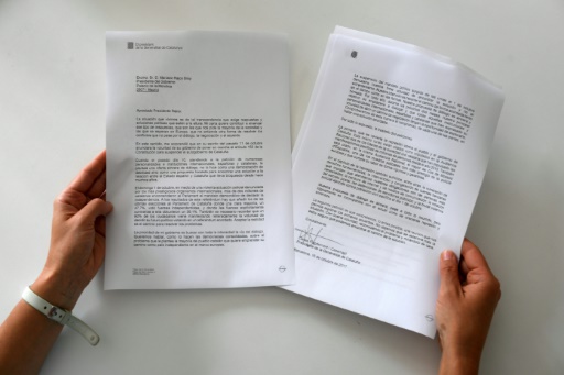 Copie de la lettre envoyée par le président catalan Carles Puigdemont au Premier ministre espagnol Mariano Rajoy, le 16 octobre 2017 à Barcelone © LLUIS GENE AFP