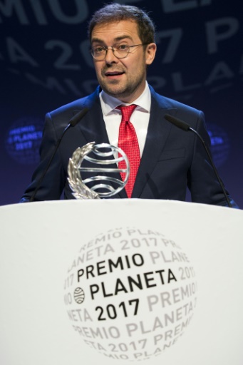 L'écrivain espagnol Javier Sierra reçoit le Prix Planeta pour son roman "Le feu invisible", le 15 octobre 2017 à Barcelone © PAU BARRENA AFP