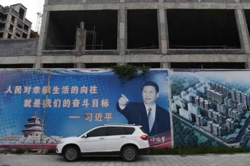 Le portrait du président chinois Xi Jinping sur une affiche, le 2 septembre 2017 dans une rue de Linying, dans la province du Henan © GREG BAKER AFP