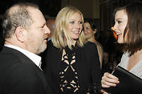 Harvey Weinstein avec Gwyneth Paltrow - qui fait partie des femmes ayant récemment dénoncé les agissements du producteur - et Liv Tyler, en avril 2008, à New York.