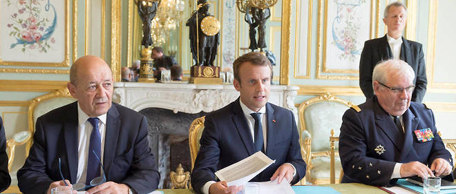 Jean-Yves Le Drian, ministre fran&#231;ais des Affaires &#233;trang&#232;res, Emmanuel Macron, pr&#233;sident fran&#231;ais, et l'amiral Bernard Rogel.