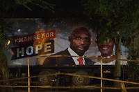  L'affiche du candidat Weah en pleine nuit à Monrovia. 