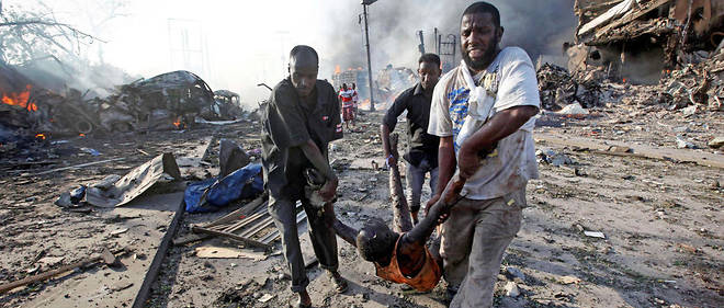 Cibl&#233;. Deux camions pi&#233;g&#233;s ont explos&#233; dans deux quartiers populaires de la capitale somalienne, le 14 octobre.