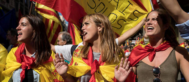 Les anti-r&#233;f&#233;rendum manifestent. Le 8 octobre, une semaine apr&#232;s le r&#233;f&#233;rendum d&#8217;autod&#233;termination ill&#233;gal organis&#233; en Catalogne, 350 000 Espagnols venus de tout le pays se rassemblent &#224; Barcelone contre l&#8217;ind&#233;pendance et pour l&#8217;unit&#233; de l&#8217;Espagne.