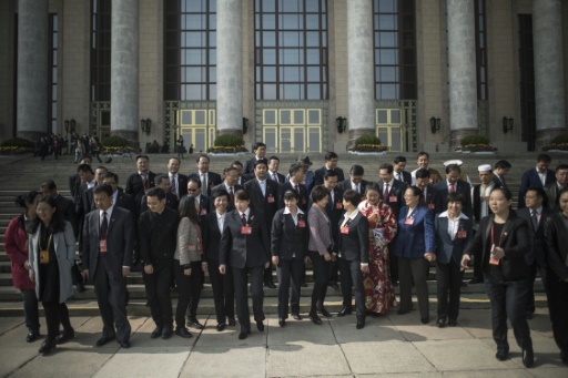 Des délégués sortant palais de l'Assemblée du peuple à Pékin, à l'intérieur duquel se déroule le congrès du Parti communiste chinois, le 19 octobre 2017 © FRED DUFOUR AFP