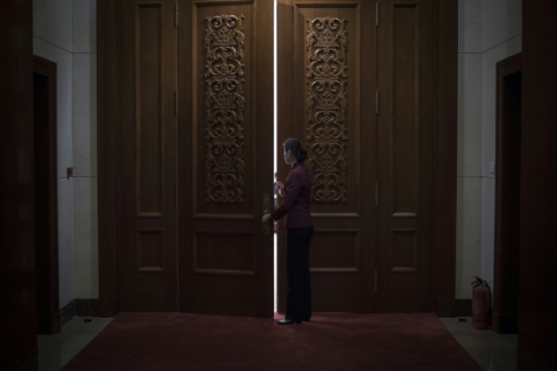 Une hôtesse ferme la porte d'une salle de réunion du Palais de l'Assemblée du Peuple
à Pékin, à l'intérieur duquel se déroule le congrès du Parti communiste chinois, le 19 octobre 2017 © FRED DUFOUR AFP