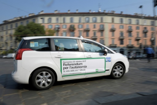 Un taxi porte un autocollant annonçant le référendum sur l'automomie de la Lombardie, à Milan le 13 octobre 2017 © MIGUEL MEDINA AFP/Archives