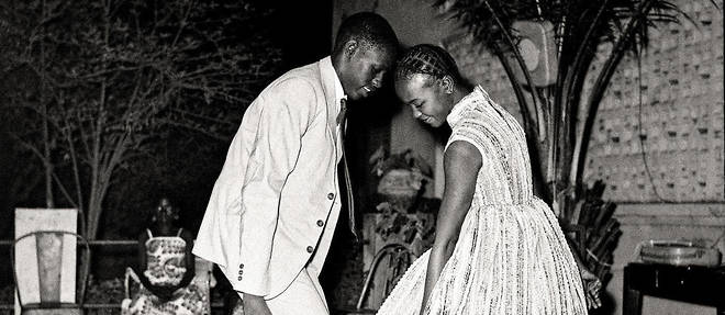 Un jeune homme et une jeune femme sur une piste de danse &#224; Bamako dans la nuit de No&#235;l en 1963.
