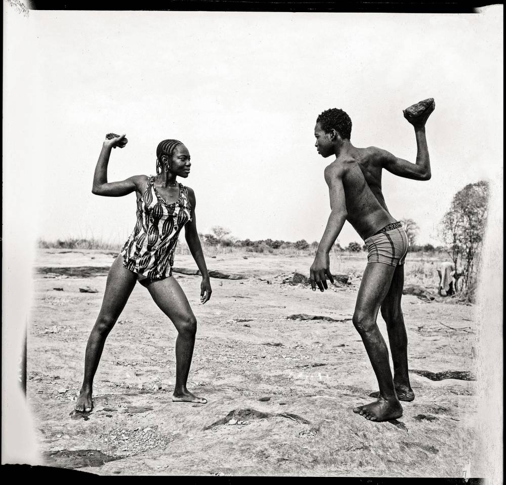 Combat des amis avec pierres au bord du Niger, Malick Sidibé, 1976. ©  Collection Fondation Cartier pour l'art contemporain