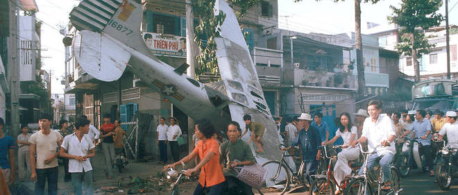 Crash. Pendant la chute de Saigon, le 29 avril 1975, un petit avion sud-vietnamien &#173;finit sa course au milieu des citadins.