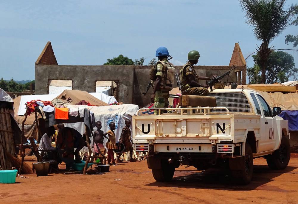 Les forces de maintien de la paix de l'ONU dans la ville de Bria, en République centrafricaine, le 12 juin 2017, après une nouvelle série de violences dans la région. ©  AFP/Saber Jendoubi