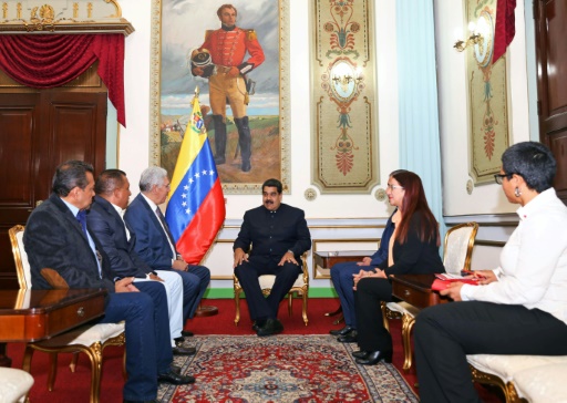 Le président vénézuélien Nicolas Maduro (c) lors d'une réunion avec quatre gouverneurs régionaux de l'opposition qui ont prêté serment devant la Constituante, le 24 octobre 2017 à Caracas ©  Présidence vénézuélienne/AFP