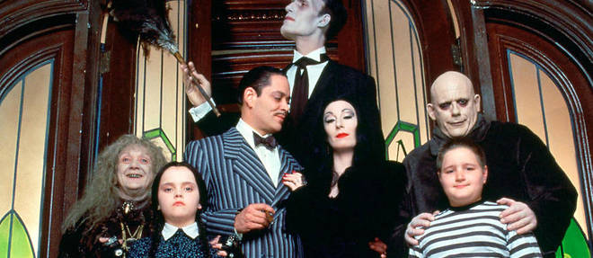 La Famille Addams, version Sonnenfeld, est un petit bijou d'humour noir, réhaussé par la réjouissante prestation  d'Anjelica Huston, de Raúl Juliá et de Christopher Lloyd. Mais aussi la  première apparition à l'écran de Christina Ricci.