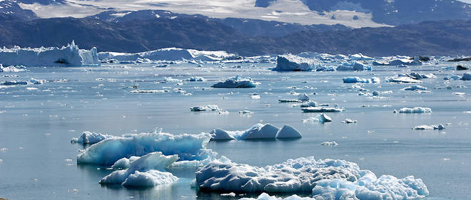 Icebergs et glaciers de la calotte glaciaire dans  le  fjord Sermilik, pr&#232;s  de Tiniteqilaaq au Groenland.