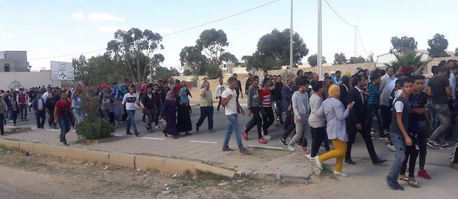 Des Tunisiens manifestant &#224; Bir Ali, &#224; 60 kilom&#232;tres &#224; l&#8217;ouest de Sfax, contre les &#233;v&#233;nements li&#233;s aux migrations avec la responsabilit&#233; de la Marine tunisienne.