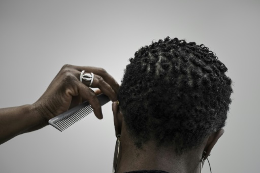 Une cliente d'un salon de coiffure afro spécialisé dans le cheveu naturel frisé et crépu à Bagneux (Hauts-de-Seine), le 19 octobre 2017 © PHILIPPE LOPEZ AFP