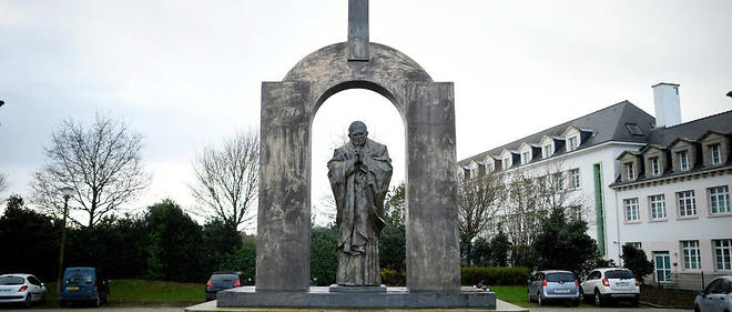 La croix au-dessus de la statue de Jean-Paul II &#224; Plo&#235;rmel fait pol&#233;mique.
