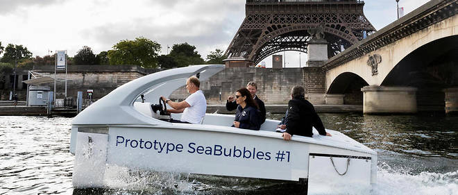 Les fondateurs de Sea Bubbles Alain Th&#233;bault et Anders Bringdal, accompagn&#233;s de la maire de Paris Anne Hidalgo, testent un prototype, sur la Seine, le 17 juin 2017.