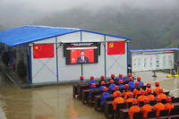Les ouvriers  d'un chantier routier assistent au discours d'ouverture du 19e congrès du PCC prononcé par Xi Jinping le 18 octobre.  ©AP/SIPA