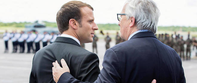 Emmanuel Macron et Jean-Claude Juncker le 26 octobre &#224; Cayenne. Le pr&#233;sident de Commission n'a pas appr&#233;ci&#233; les propos du chef de l'&#201;tat fran&#231;ais sur les n&#233;gociations commerciales avec les pays du Mercosur.