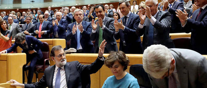 Coup de force. Apr&#232;s la proclamation de la &#171;&#8201;R&#233;publique catalane&#8201;&#187; par le parlement r&#233;gional, le Premier ministre obtient du S&#233;nat, le 27 octobre, le droit de mettre la Catalogne sous tutelle.
&#160;