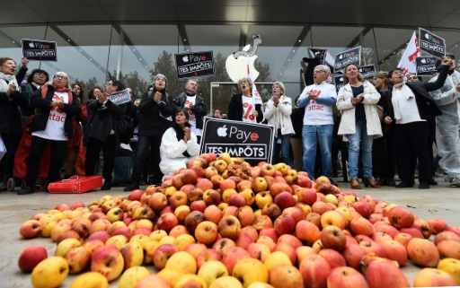L'organisation altermondialiste Attac manifeste pour la sortie de l'iPhone X et dénonce "10 ans d'évasion fiscale", à Aix-en-Provence, le 3 novembre 2017 © ANNE-CHRISTINE POUJOULAT AFP