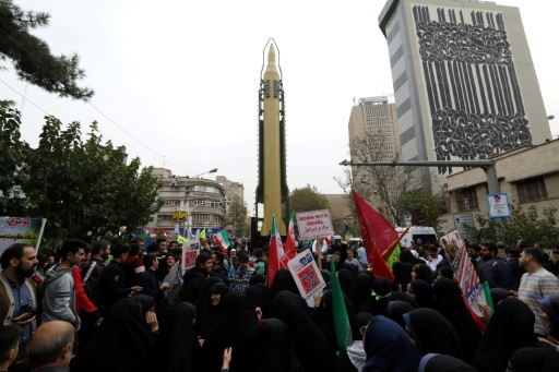 Des Iraniens rassemblés près d'une réplique du missilebalistique Gadr lors d'une manifestation anti-américaine à Téhéran, le 4 novembre 2017  © ATTA KENARE AFP