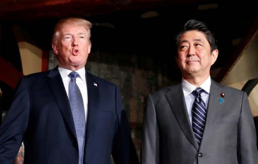 Le Premier ministre japonais Shinzo Abe (D) et le président américain Donald Trump, le 5 novembre 2017 à Tokyo  © KIM KYUNG-HOON POOL/AFP