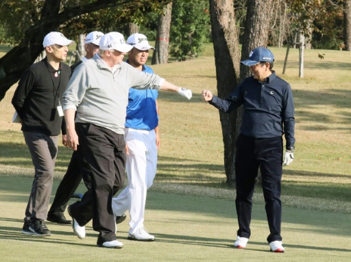 Photo fournie par les services officiels japonais  de Donald Trump (g) avec le Premier ministre Shinzo Abe (d), accompagné du golfeur  professionnel Hideki Matsuyama (c) sur le terrain du Kasumigaseki Country Club, près de Tokyo le  5 novembre  2017 © Handout JAPAN'S CABINET PUBLIC RELATIONS OFFICE VIA JIJI PRESS/AFP