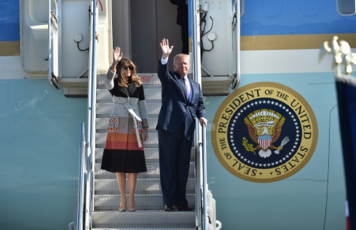 Le président américain Donald Trump (D) et son épouse Melania à leur arrivée sur la base militaire américaione Yokota, près de Tokyo, le 5 novembre 2017 © Kazuhiro NOGI, KAZUHIRO NOGI AFP