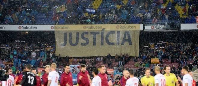 Catalogne: le Barca et ses supporters soutiennent les dirigeants incarceres