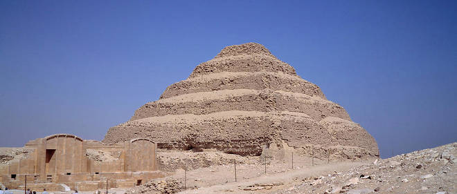 Dans la n&#233;cropole de Saqqarah, au sud du Caire, la pyramide &#224; degr&#233;s construite pour le roi Djeser (vers 2 700 avant J.-C.).