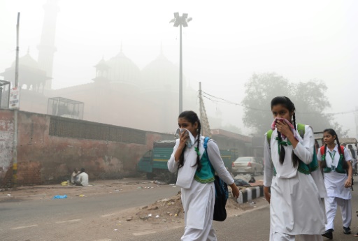 Des écolières couvrent leurs visages pour se protéger de la pollution, le 8 novembre 2017 à New Delhi, en Inde ©  SAJJAD HUSSAIN AFP