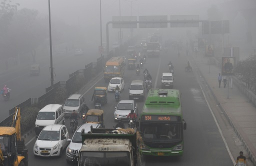 Embouteillage à New Delhi lors d'un épisode de forte pollution, le 8 novembre 2017 en Inde © PRAKASH SINGH AFP