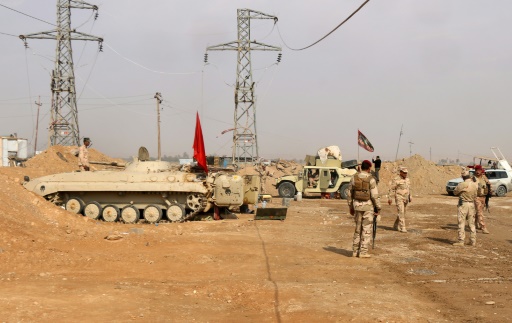 Des forces irakiennes se tiennent près du poste Al-Qaïm à la frontière avec la Syrie le le 8 novembre 2017 © Suleiman al-ANBARI AFP