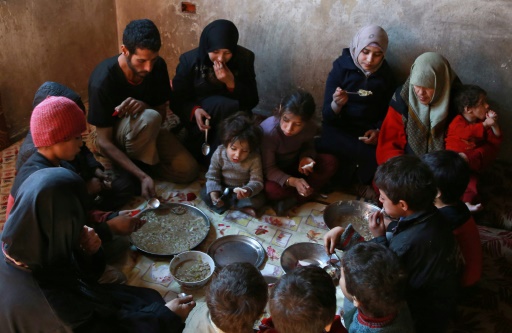 Une famille partage un maigre repas à base de choux et de maïs dans la Ghouta orientale assiégée près de Damas, le 6 novembre 2017 © ABDULMONAM EASSA AFP