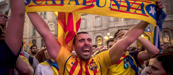 La joie d'un ind&#233;pendantiste apr&#232;s la proclamation d'une R&#233;publique catalane, le 27 octobre, &#224; Barcelone.