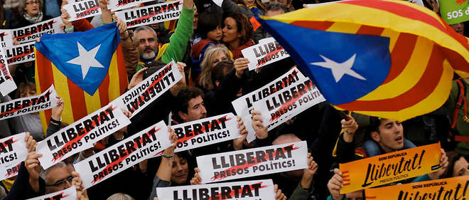 Les ind&#233;pendantistes demandent la lib&#233;ration de leurs dirigeants incarc&#233;r&#233;s apr&#232;s la mise sous tutelle de la Catalogne par Madrid.